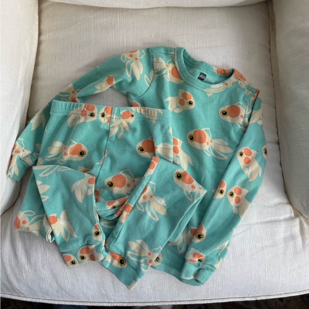 Goodnight Pajama Set in Gold Fish print by Tea Collection like new size 5T - Picture 2 of 3